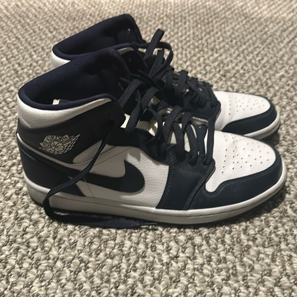 Nike Air Jordan 1 Mid Shoes - Picture 1 of 10